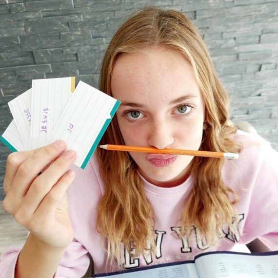 online bijles en bijles aan huis - meisje met flitskaartjes